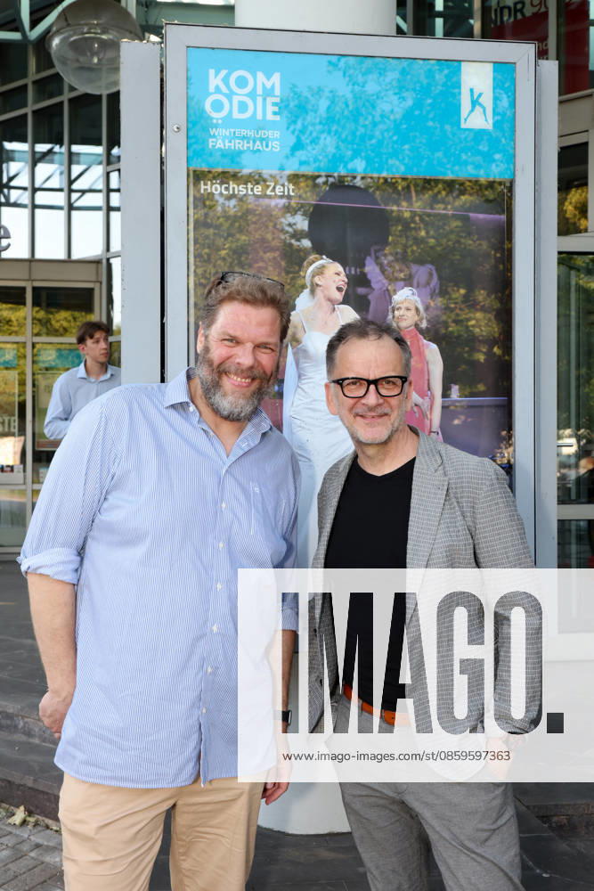 Actor Tetje Mierendorf and theater director Dieter Powitz at the premiere of the comedy Höchste Zeit, Comedy at the Winterhuder Fährhaus. This musical comedy, featuring hits from the ’70s through the ’90s, follows four women going through menopause who, on the eve of a wedding, grapple with the big questions about love, marriage, and the perfect partner, Hamburg, June 1