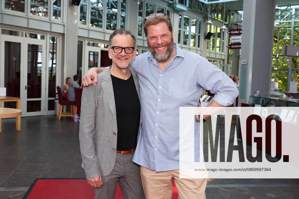 Actor Tetje Mierendorf and theater director Dieter Powitz at the premiere of the comedy Höchste Zeit, Comedy at the Winterhuder Fährhaus. This musical comedy, featuring hits from the ’70s through the ’90s, follows four women going through menopause who, on the eve of a wedding, grapple with the big questions about love, marriage, and the perfect partner, Hamburg, June 1