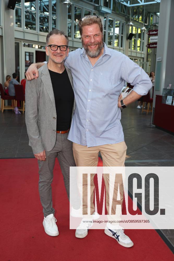 Actor Tetje Mierendorf and theater director Dieter Powitz at the premiere of the comedy Höchste Zeit, Comedy at the Winterhuder Fährhaus. This musical comedy, featuring hits from the ’70s through the ’90s, follows four women going through menopause who, on the eve of a wedding, grapple with the big questions about love, marriage, and the perfect partner, Hamburg, June 1