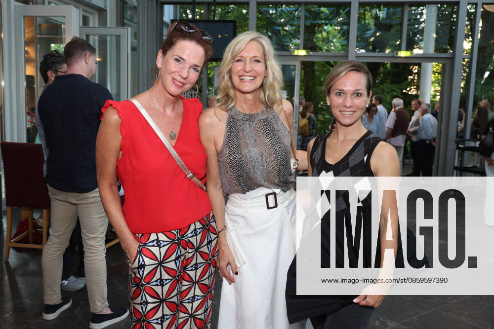 Franziska Becker, Bianca Karsten, and Ilka Groenewold at the premiere of the comedy Höchste Zeit, Comedy at the Winterhuder Fährhaus. This musical comedy, featuring hits from the ’70s through the ’90s, follows four women going through menopause who, on the eve of a wedding, grapple with the big questions about love, marriage, and the perfect partner, Hamburg, June 19, 2026,dete