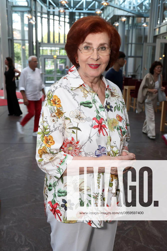 Heidrun von Goessel at the premiere of the comedy Höchste Zeit, Comedy at the Winterhuder Fährhaus. This musical comedy, featuring hits from the ’70s through the ’90s, follows four women going through menopause who, on the eve of a wedding, grapple with the big questions about love, marriage, and the perfect partner, Hamburg, June 19, 2026,detected_source_language
