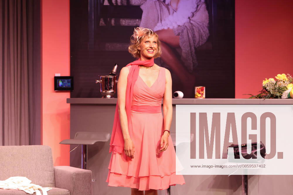 Nini Stadlmann on stage at the premiere of the comedy Höchste Zeit, Winterhuder Fährhaus Comedy. This musical comedy, featuring hits from the ’70s through the ’90s, follows four women going through menopause who, on the eve of a wedding, grapple with the big questions about love, marriage, and the perfect partner, Hamburg, June 19, 2026,detected_source_language