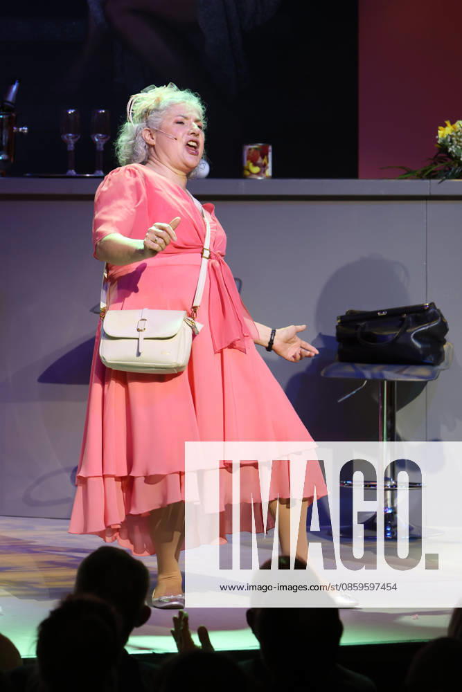 Eva Brunner on stage at the premiere of the comedy Höchste Zeit, Winterhuder Fährhaus Comedy. This musical comedy, featuring hits from the ’70s through the ’90s, follows four women going through menopause who, on the eve of a wedding, grapple with the big questions about love, marriage, and the perfect partner, Hamburg, June 19, 2026,detected_source_language