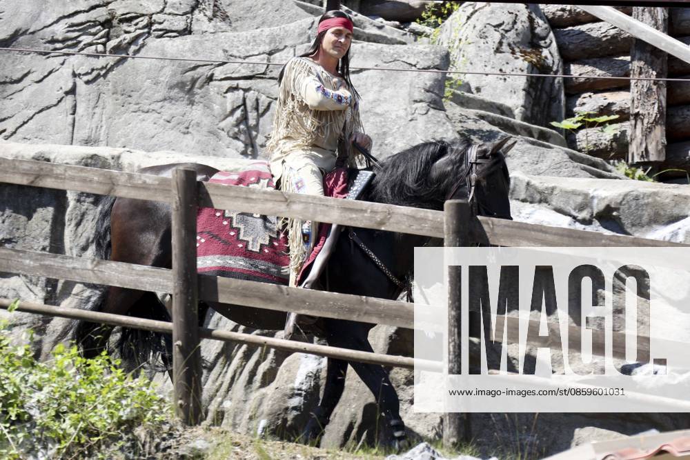 ABB KARLMAY Alexander Klaws as Winnetou on horseback, actor in makeup and costume, on Friday, June 19, 2026, during the dress rehearsal for the play In the Valley of Death at the 2026 Karl May Festival in the Indian Village on the Kalkberg. The premiere will take place on June 27 at the open-air theater on the Kalkberg in Bad Segeberg, Schleswig-Holstein, Germany,detected_source_language