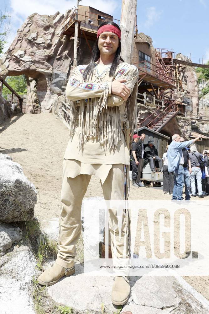 ABB KARLMAY Alexander Klaws, the actor playing Winnetou, in makeup and costume on Friday, June 19, 2026, during the dress rehearsal for the play In the Valley of Death at the 2026 Karl May Festival in the Indian Village on the Kalkberg. The premiere will take place on June 27 at the open-airThe premiere will take place on June 27 at the open-air stage on the Kalkberg in Bad Segeberg, Schleswig-Holstein, Germany,detect