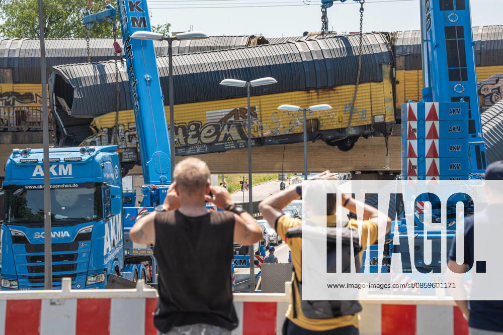 Serious freight train accident in Munich; recovery of a railcar that fell off a bridge; Saturday a