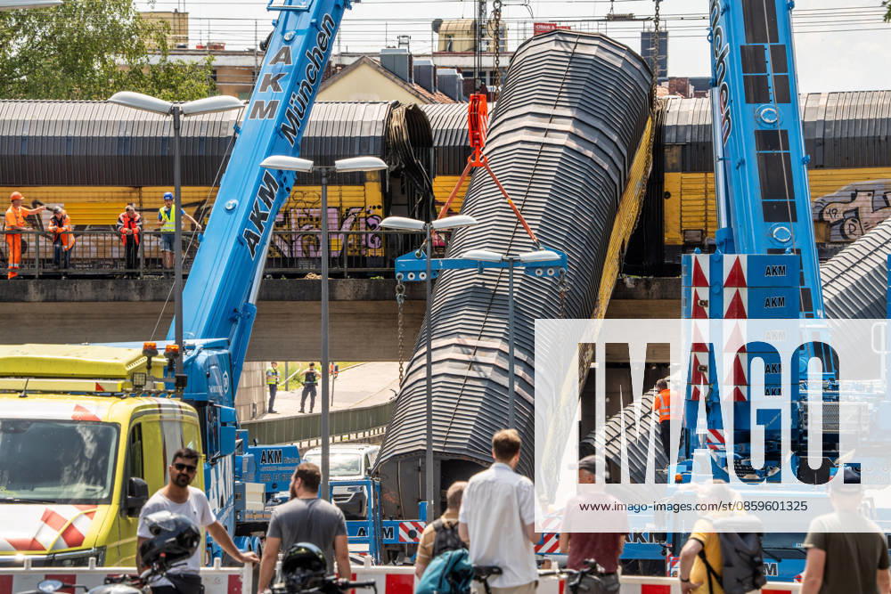 Serious freight train accident in Munich; recovery of a railcar that fell off a bridge; Saturday a