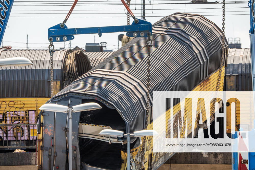 Serious freight train accident in Munich; recovery of a railcar that fell off a bridge, Saturday afternoon, Munich, June 20,