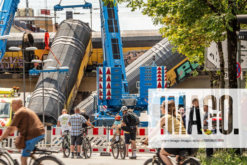 Serious freight train accident in Munich; recovery of a railcar that fell off a bridge; Saturday a