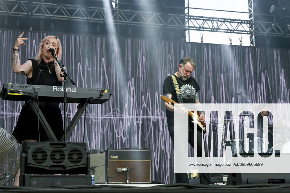 From left singer Rachel Goswell and guitarist Christian Savill of Slowdive perform during the music festival Metronome Prague, on June 20, 2026, in Prague, Czech Republic. (CTKxPhoto MichalxKrumphanzl) CTKPhotoP2026062004436 CTKPhotoP2026062004436