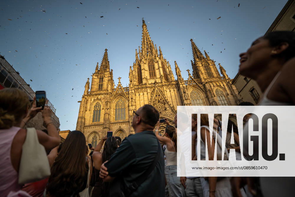 Barcelona celebrates the 50th anniversary of the end of the dictatorship with a poem bombardment over the Cathedral. Dozens of people took part in the poem bombardment event to celebrate the 50th anniversary of the end of the dictatorship, near the Cathedral on June 20, 2026, in Barcelona, Catalonia, Spain. A helicopter will drop 100,000 poems in the form of bookmarks, which people will be able to pick up from the ground. The event is conceived as a symbolic and pacifist action to transform a space historically associated with fascist bombings during the Civil War into a place of culture and remembrance. JUNE 20, 2026 Lorena Sopê Barcelona, Catalonia Barcelona, Catalonia, Spain,detected_source_language