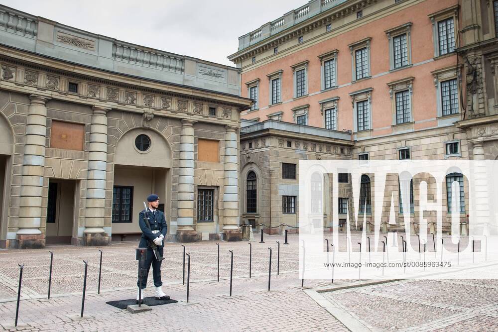 En högvakt utanför Stockholms slott den 9 oktober 2018 i Stockholm.