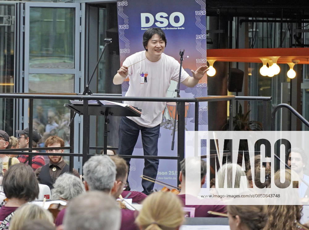 Berlin flash mob conducted by Japan s Yamada Kazuki Yamada of Japan, set to become the artistic director and chief conductor of the German Symphony Orchestra in September 2026, conducts the Symphonic Mob 2026 in a Berlin square on June 20, 2026. An estimated 900 amateur musicians performed works by composers such as Johannes Brahms and Wolfgang Amadeus Mozart with the German Symphony Orchestra at the flash mob, which is Germany s largest spontaneous orchestra. A14AA0005619564P