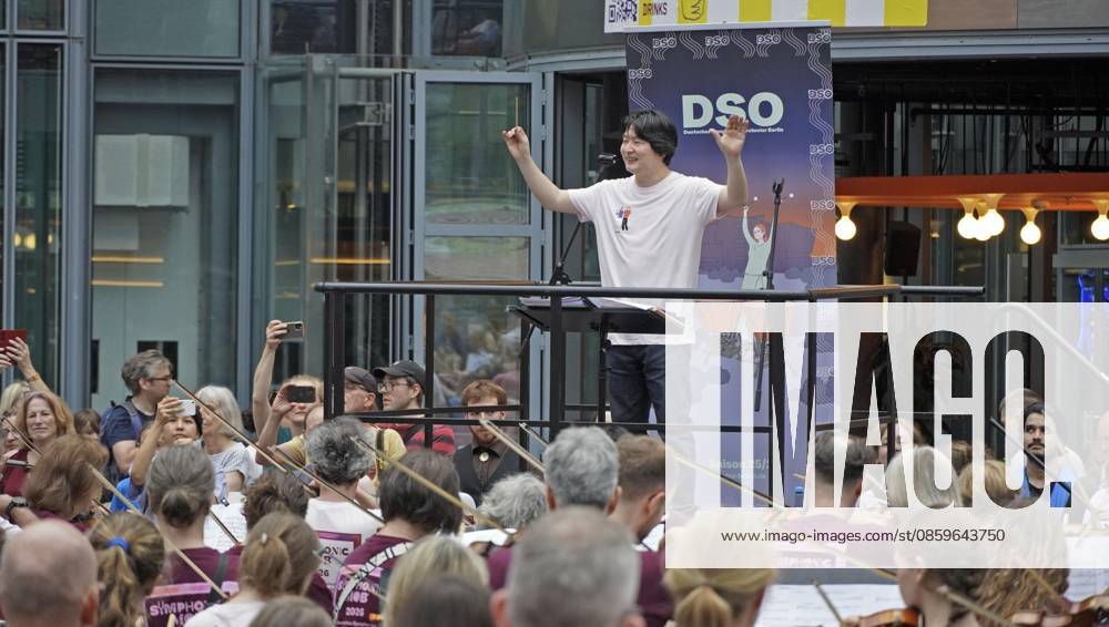Berlin flash mob conducted by Japan s Yamada Kazuki Yamada of Japan, set to become the artistic director and chief conductor of the German Symphony Orchestra in September 2026, conducts the Symphonic Mob 2026 in a Berlin square on June 20, 2026. An estimated 900 amateur musicians performed works by composers such as Johannes Brahms and Wolfgang Amadeus Mozart with the German Symphony Orchestra at the flash mob, which is Germany s largest spontaneous orchestra. A14AA0005619565P