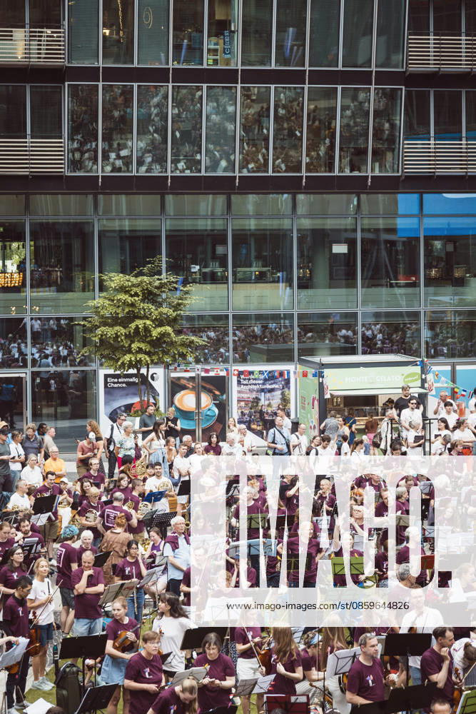 Symphonic Mob, Flash Mob at the Sony Center, Berlin