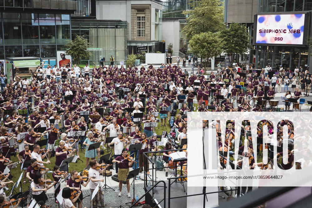 Symphonic Mob, Flash Mob at the Sony Center, Berlin