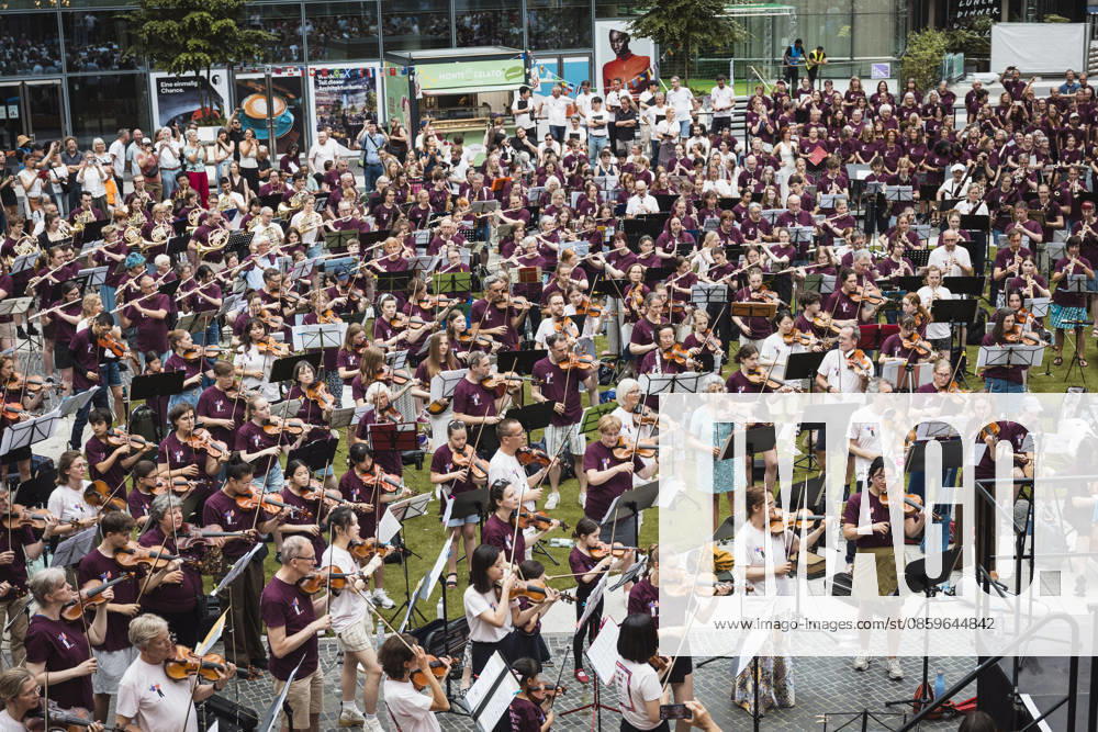 Symphonic Mob, Flash Mob at the Sony Center, Berlin