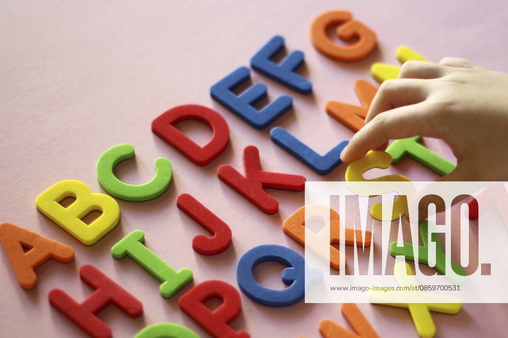 Englisches Alphabet. Kind spielt Alphabet Buchstaben. Intellektuelles Spiel, Vorschule, Grundschule, frühe Entwicklung, Lesen und Schreiben lernen English alphabet. Child plays alphabet letters. Intellectual play, preschool, elementary school, early development, learning to read and write