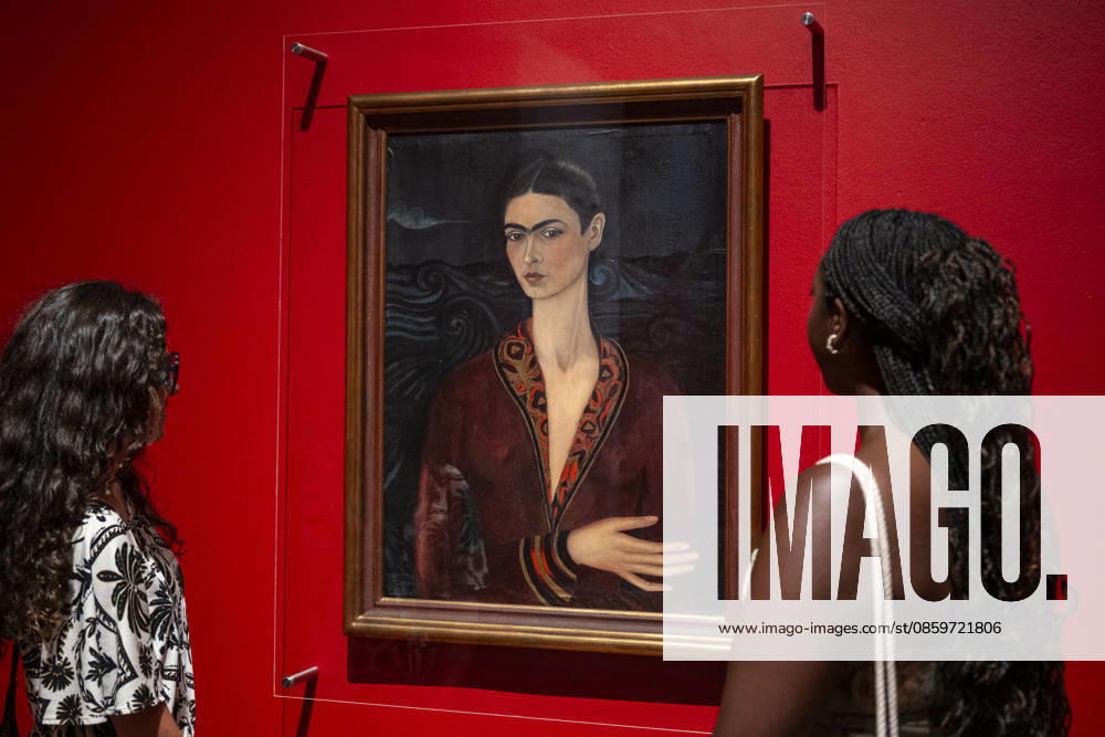 LONDON, UK. Staff with ‘Autorretrato (con vestido de terciopelo) Self-Portrait (in a Velvet Dress)â€⠢ 1926, Kahloâ€⠢s first self-portrait (a gift for her then boyfriend, Alejandro Go³mez Arias), at a preview of Frida: The Making of an Icon, a new exhibition at Tate Modern tracing Mexican painterâ€⠢s Kahloâ€⠢s transformation from relatively unknown painter to global cultural phenomenon. Over 30 original works by Frida Kahlo alongside other works are on show runs 25 June 2026 to 3 January 2027. London UK - ZUMAl94_ 20260622_zaf_l94_052