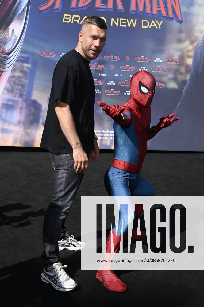 Lukas Podolski at the fan event for the movie Spider-Man Foto:xN.xKubelkax xFuturexImagex spiderman_berlin_6645