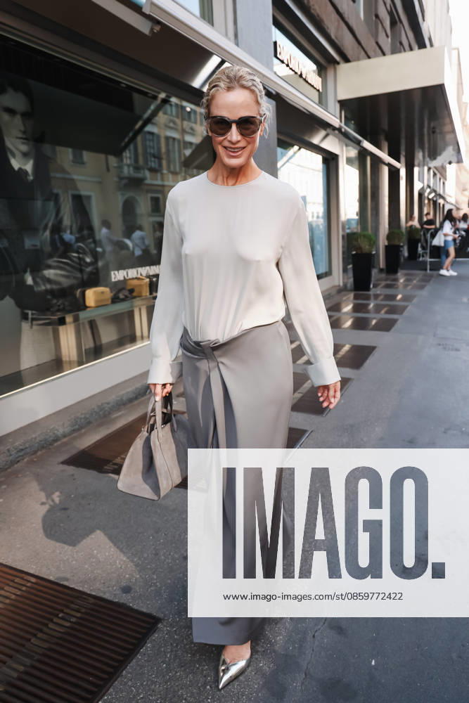 IPA85954294 - Milan, Milan Fashion Week Menswear Spring Summer 2027 - Men s Fashion, Spring Summer 2027 - Giorgio Armani Fashion Show - Guests arriving. Pictured: Carolyn Murphy (American supermodel)