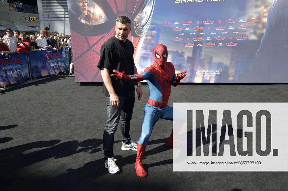 Lukas Podolski at the fan event for the movie Spider-Man Foto:xM.xBehrensx xFuturexImagex spiderman_berlin_6682