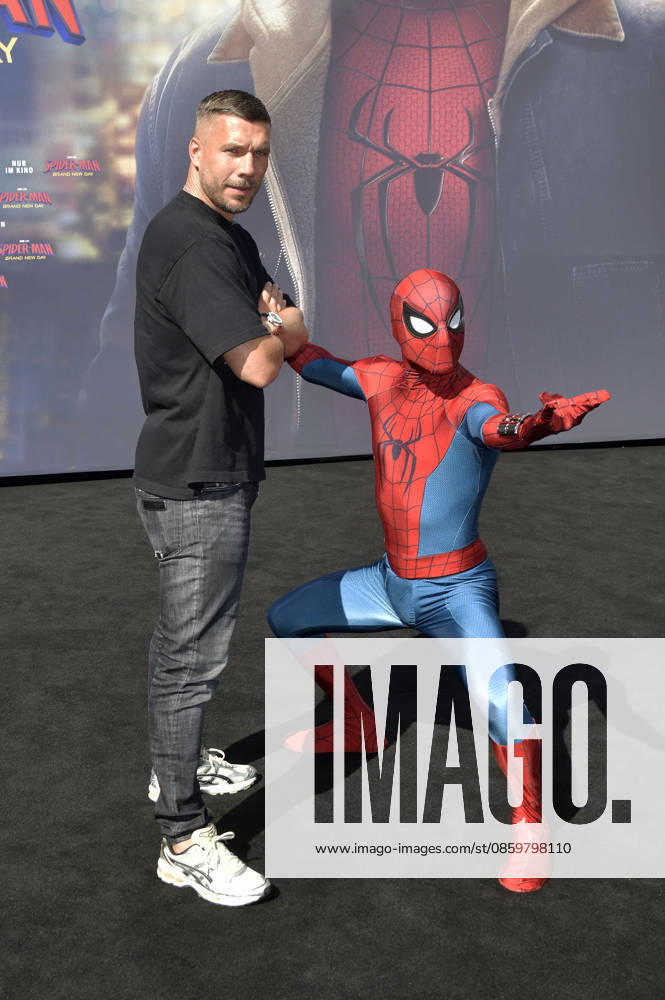 Lukas Podolski at the fan event for the movie Spider-Man Foto:xM.xBehrensx xFuturexImagex spiderman_berlin_6683