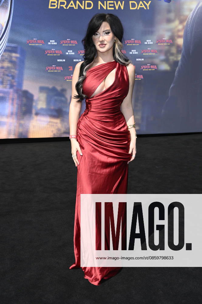 Jess Hengel at the fan event for the movie Spider-Man Foto:xN.xKubelkax xFuturexImagex spiderman_berlin_6711
