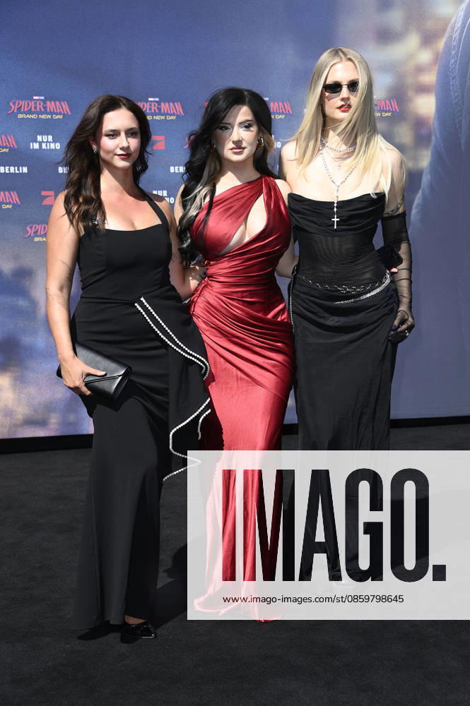 Vanessa Gerbeth, Jess Hengel, and Georgia Cavallo at the fan event for the movie Spider-Man Foto:xN.xKubelkax xFuturexImagex spiderman_berlin_6710
