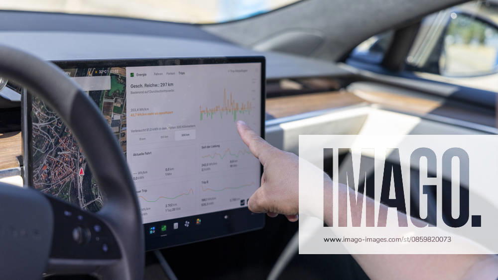 The central touchscreen of a modern electric car provides a complete overview of driving data and energy management. The driver can analyze consumption graphs, plan their range, and optimize driving efficiency. The data visualization, with color coding—green for good and red for less efficient—encourages consciou