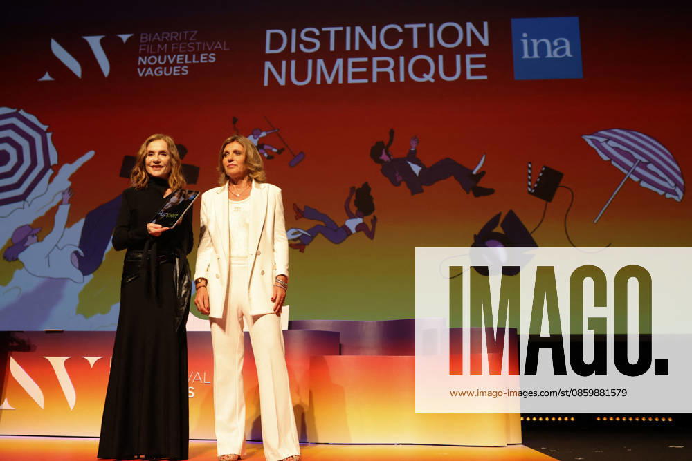 Isabelle Huppert receives a digital award from the INA at the Théâtre de la Gare du Midi during the opening ceremony of the 2026 Biarritz International Film Festival – Nouvelles Vagues, June 23, 2026 Jean Marc Lhomer Bestimage Photocall before the opening ceremony of the Biarritz International Film Festival – Nouvelles Vagues 2026 at the Théâtre de la Gare du Midi in Biarritz on June 23, 2026, Biarritz, France,detected_source_language