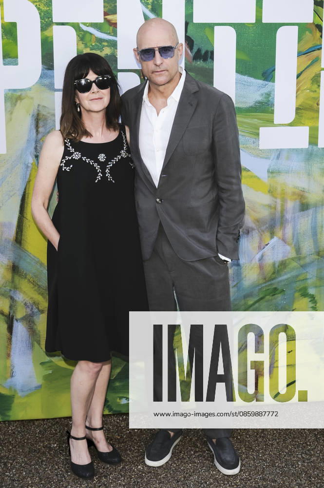 Liza Marshall with her husband Mark Strong at the Serpentine Gallery Summer Party 2026 at the Serpentine Gallery in London, June 23, 2026,detected_source_language Foto:xJ.xEdwardsx xFuturexImagex serpentine_6657