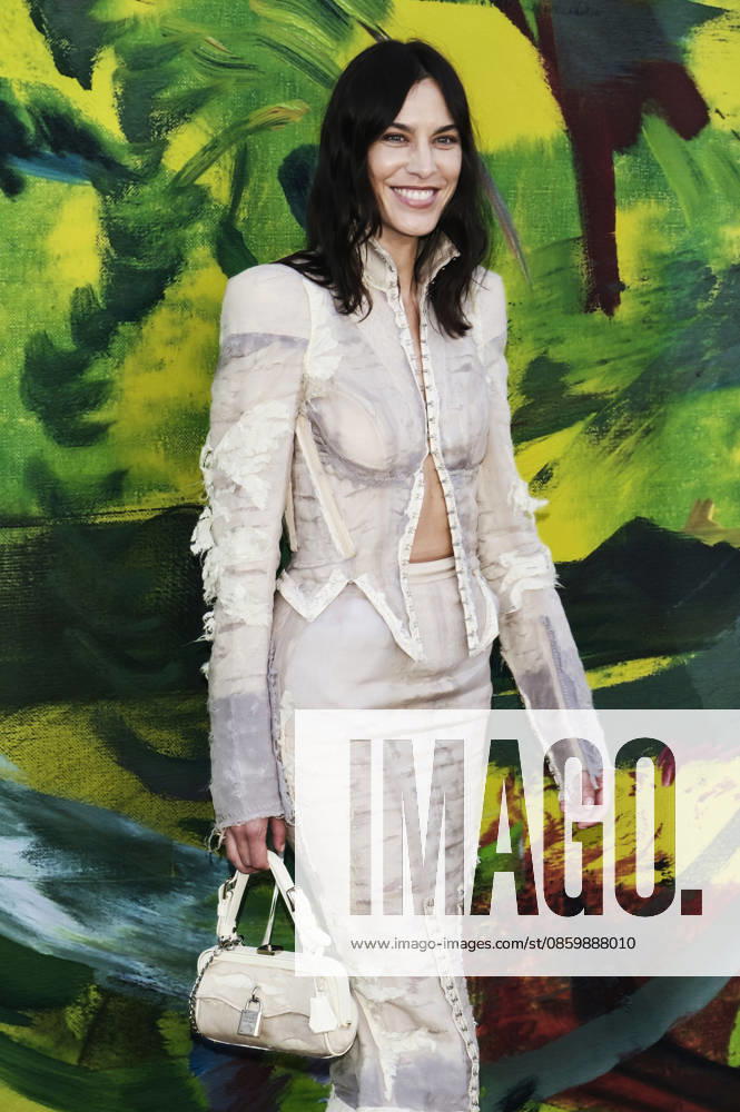 Alexa Chung at the Serpentine Gallery Summer Party 2026 at the Serpentine Gallery in London, June 23, 2026,detected_source_language Foto:xJ.xEdwardsx xFuturexImagex serpentine_6700