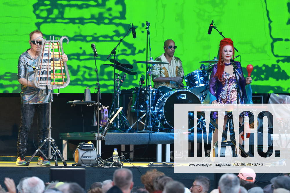 THE B-52 s, live concert at the Spandau Citadel, Berlin, farewell tour, music, vocals by Kate Pierson, vocals by Fred Schneider, vocals by Cindy Wilson, Berlin