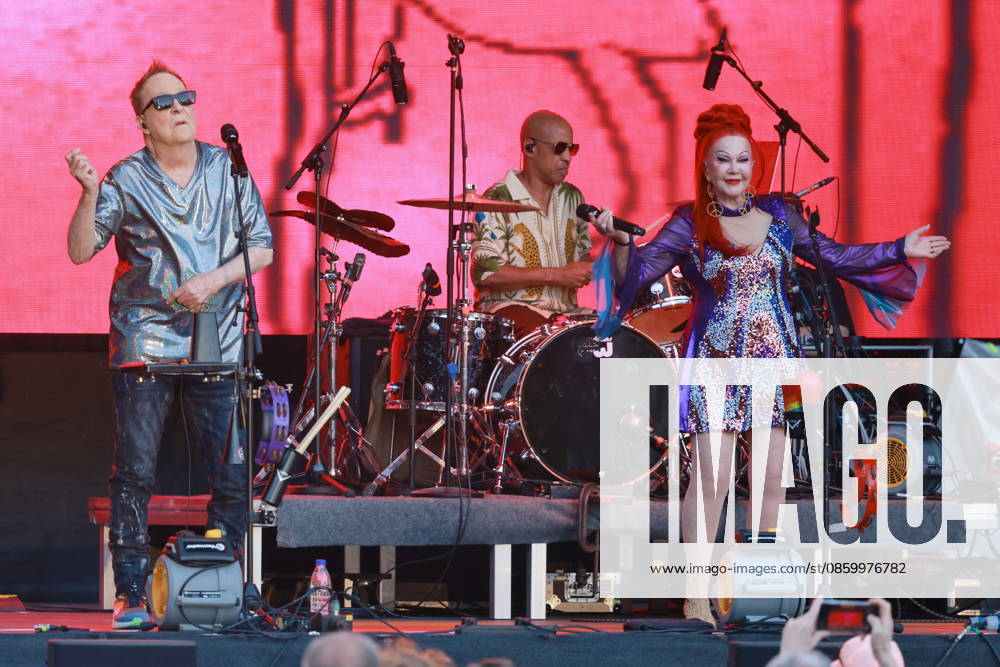 THE B-52 s, live concert at the Spandau Citadel, Berlin, farewell tour, music, vocals by Kate Pierson, vocals by Fred Schneider, vocals by Cindy Wilson, Berlin