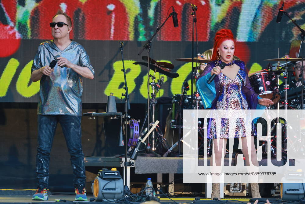 THE B-52 s, live concert at the Spandau Citadel, Berlin, farewell tour, music, vocals by Kate Pierson, vocals by Fred Schneider, vocals by Cindy Wilson, Berlin