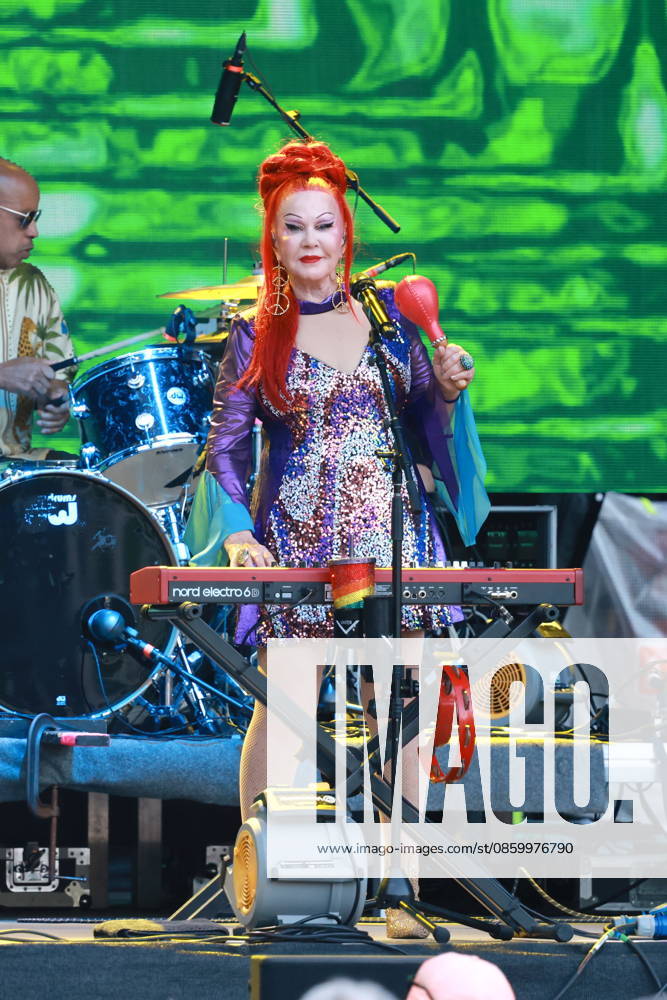 THE B-52 s, live concert at the Spandau Citadel, Berlin, farewell tour, music, vocals by Kate Pierson, vocals by Fred Schneider, vocals by Cindy Wilson, Berlin