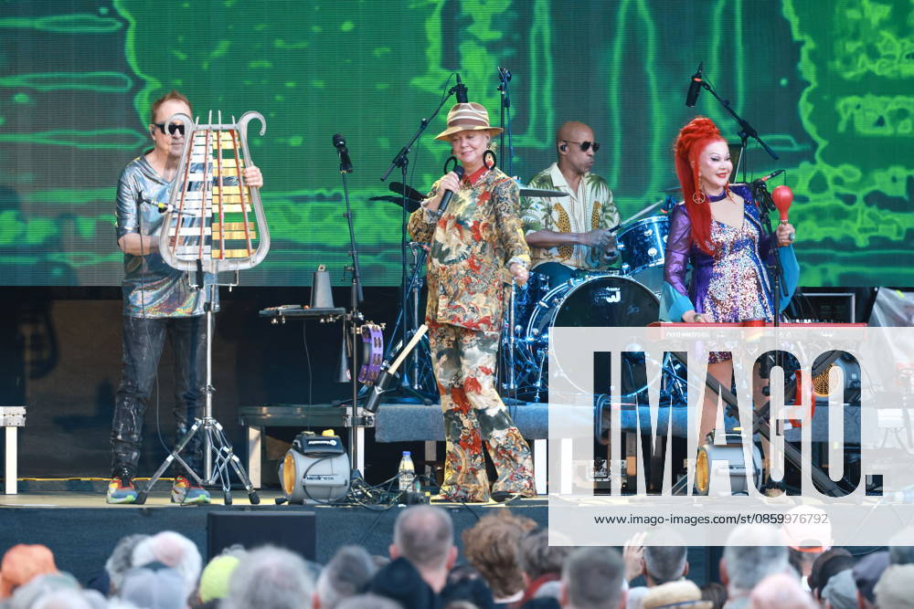 THE B-52 s, live concert at the Spandau Citadel, Berlin, farewell tour, music, vocals by Kate Pierson, vocals by Fred Schneider, vocals by Cindy Wilson, Berlin