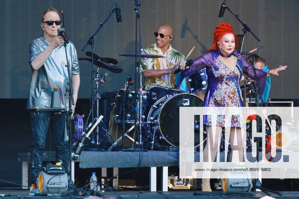 THE B-52 s, live concert at the Spandau Citadel, Berlin, farewell tour, music, vocals by Kate Pierson, vocals by Fred Schneider, vocals by Cindy Wilson, Berlin