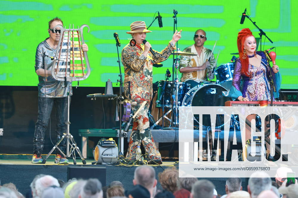 THE B-52 s, live concert at the Spandau Citadel, Berlin, farewell tour, music, vocals by Kate Pierson, vocals by Fred Schneider, vocals by Cindy Wilson, Berlin