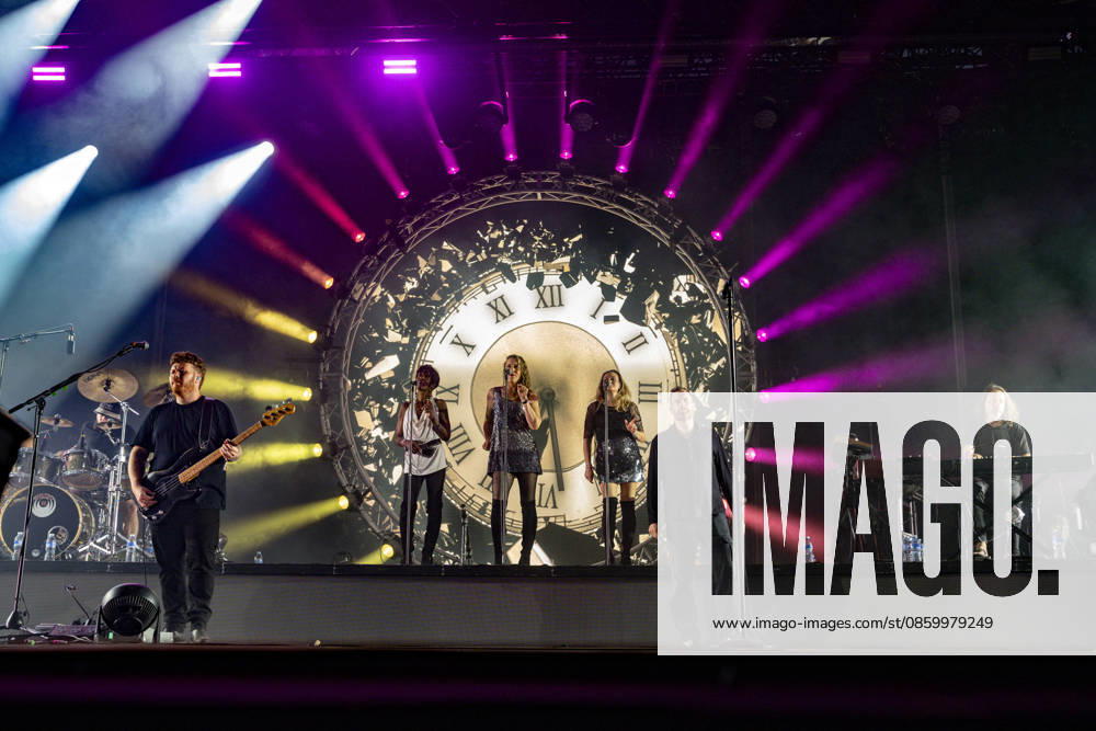Ricky Howard, Lorelei McBroom, Emily Lynn, Lara Smiles, Chris Barnes et Jason Sawford du groupe The Australian Pink Floyd Show se produisent sur la scene du festival Printemps de Pérouges au château de Saint-Maurice-de-Rémens (01 - France-) le 24 06 2026. Photo Sandrine Thesillat PsNewZ