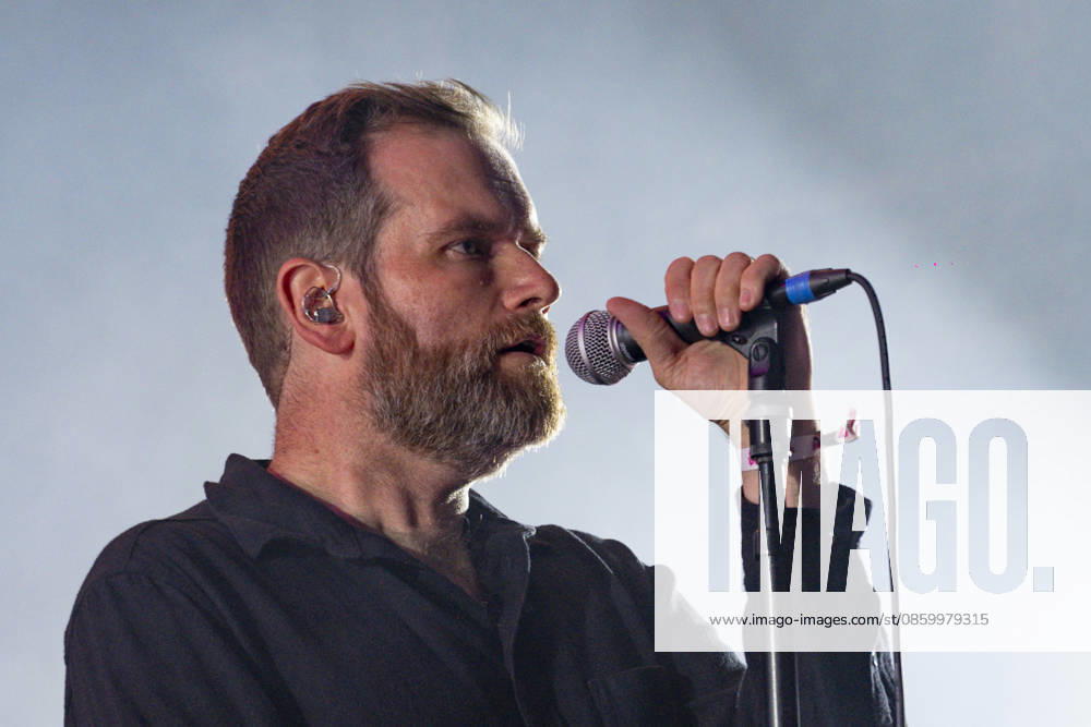 Chris Barnes du groupe The Australian Pink Floyd Show se produit sur la scene du festival Printemps de Pérouges au château de Saint-Maurice-de-Rémens (01 - France-) le 24 06 2026. Photo Sandrine Thesillat PsNewZ