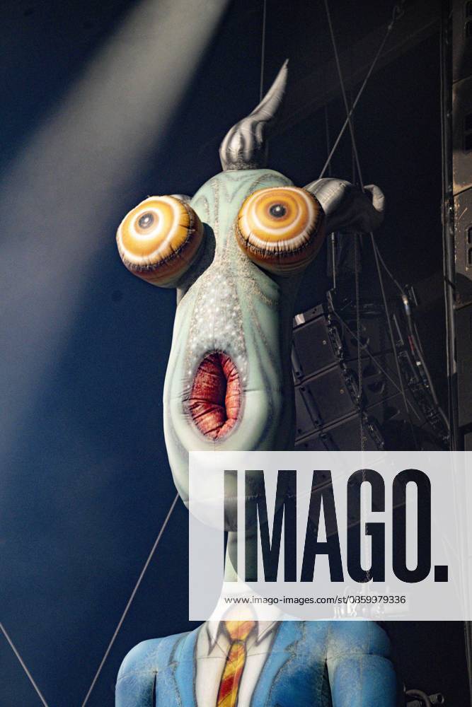 Un personnage mythique du groupe Pink Floyd Show sur la scene du festival Printemps de Pérouges au château de Saint-Maurice-de-Rémens (01 - France-) le 24 06 2026. Photo Sandrine Thesillat PsNewZ