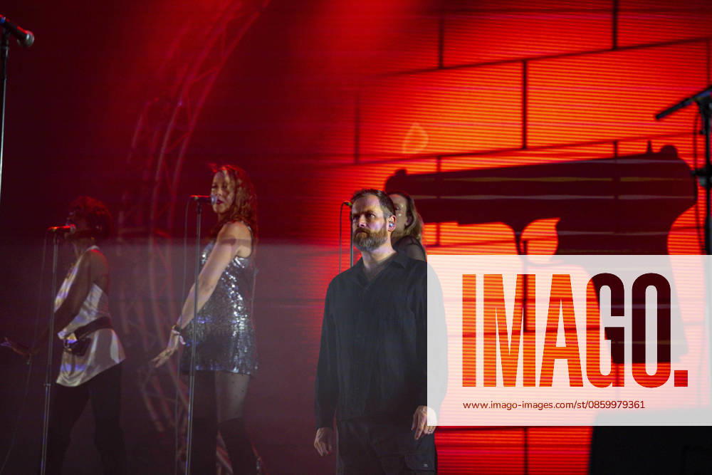 Chris Barnes et Lorelei McBroom, Emily Lynn, Lara Smiles du groupe The Australian Pink Floyd Show se produisent sur la scene du festival Printemps de Pérouges au château de Saint-Maurice-de-Rémens (01 - France-) le 24 06 2026. Photo Sandrine Thesillat PsNewZ