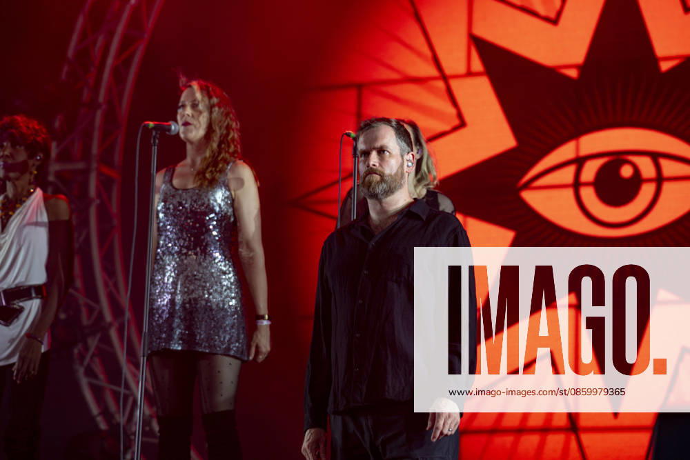 Chris Barnes et Lorelei McBroom, Emily Lynn, Lara Smiles du groupe The Australian Pink Floyd Show se produisent sur la scene du festival Printemps de Pérouges au château de Saint-Maurice-de-Rémens (01 - France-) le 24 06 2026. Photo Sandrine Thesillat PsNewZ