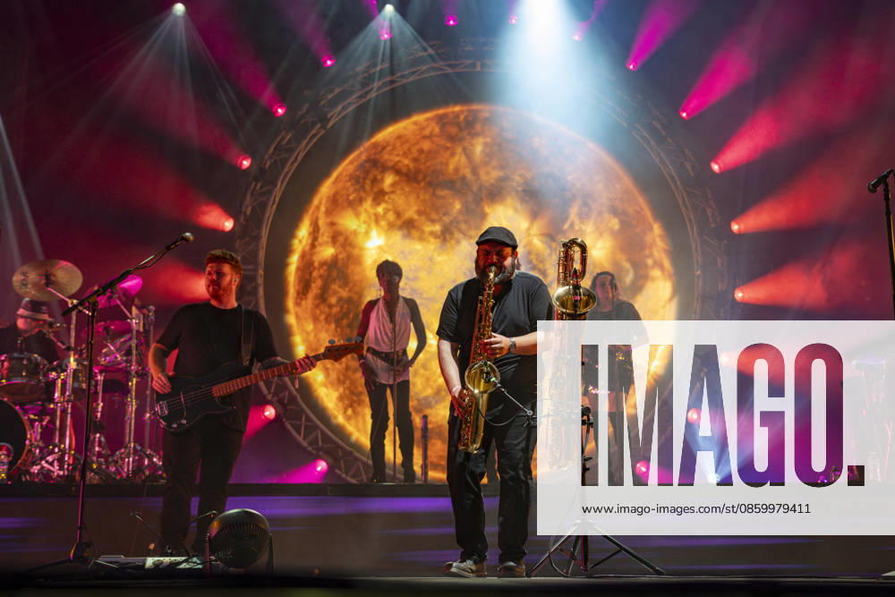 Ricky Howard, Alex Francois et les choristes du groupe The Australian Pink Floyd Show se produit sur la scene du festival Printemps de Pérouges au château de Saint-Maurice-de-Rémens (01 - France-) le 24 06 2026. Photo Sandrine Thesillat PsNewZ