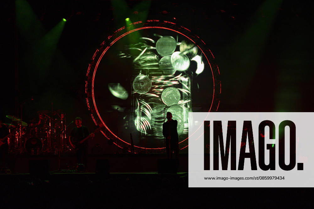 La scenographie du groupe The Australian Pink Floyd Show qui se produit sur la scene du festival Printemps de Pérouges au château de Saint-Maurice-de-Rémens (01 - France-) le 24 06 2026. Photo Sandrine Thesillat PsNewZ