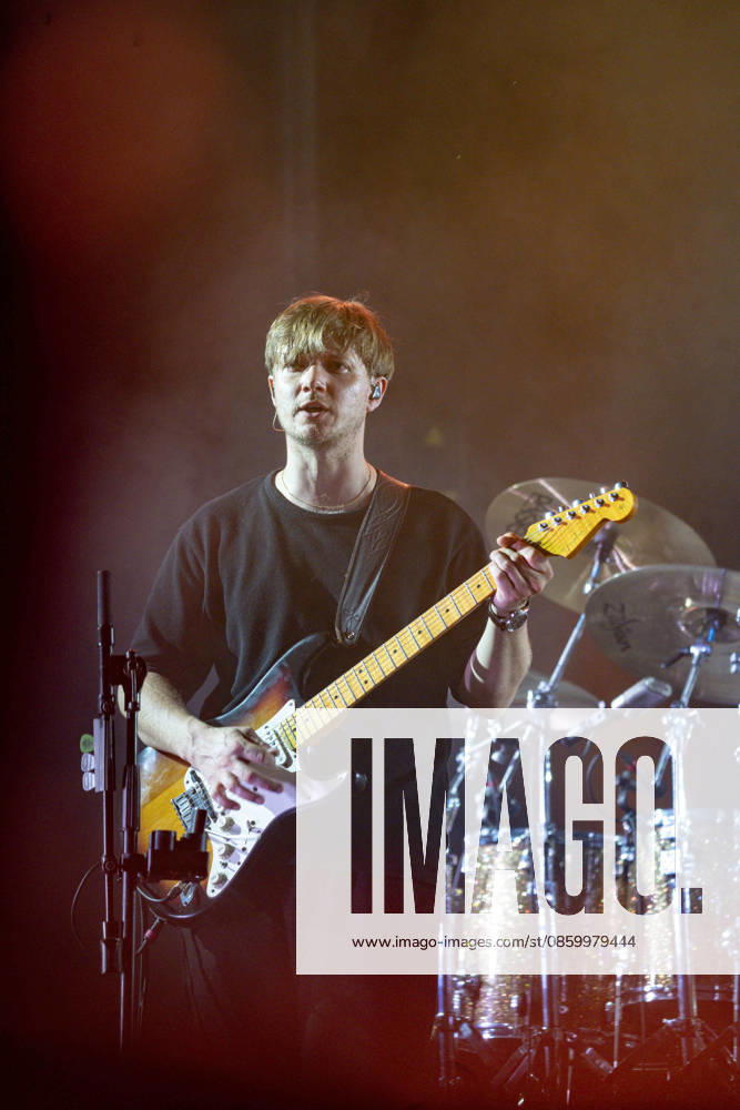 Luc Ledy-Lepine du groupe The Australian Pink Floyd Show se produit sur la scene du festival Printemps de Pérouges au château de Saint-Maurice-de-Rémens (01 - France-) le 24 06 2026. Photo Sandrine Thesillat PsNewZ