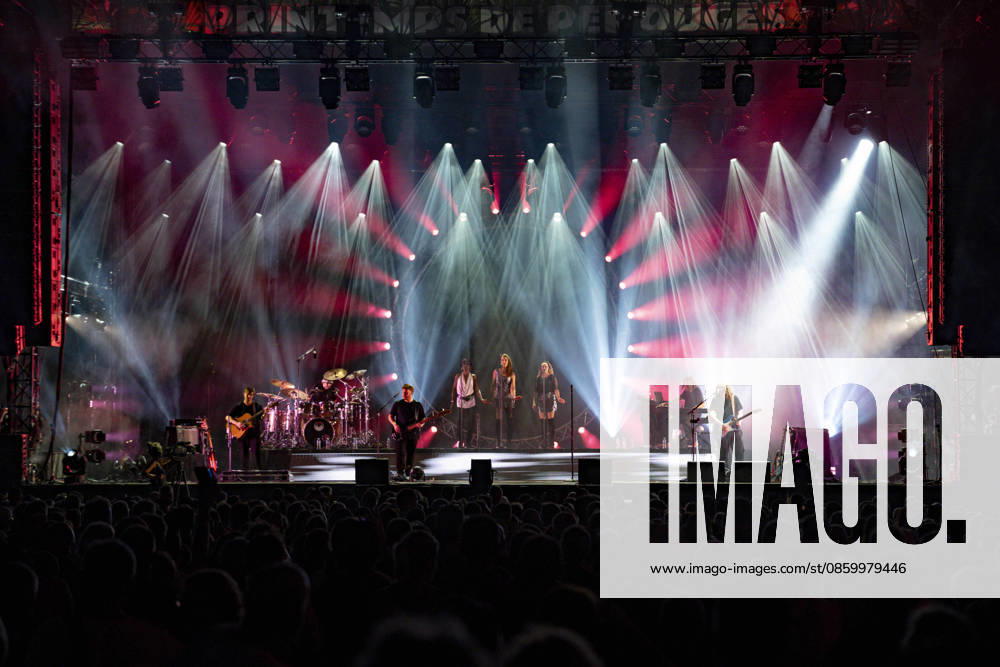Luc Ledy-Lepine, Paul Bonney, Ricky Howard, Chris Barnes, Lorelei McBroom, Alex Francois, Emily Lynn, Lara Smiles du groupe The Australian Pink Floyd Show se produisent sur la scene du festival Printemps de Pérouges au château de Saint-Maurice-de-Rémens (01 - France-) le 24 06 2026. Photo Sandrine Thesillat PsNewZ