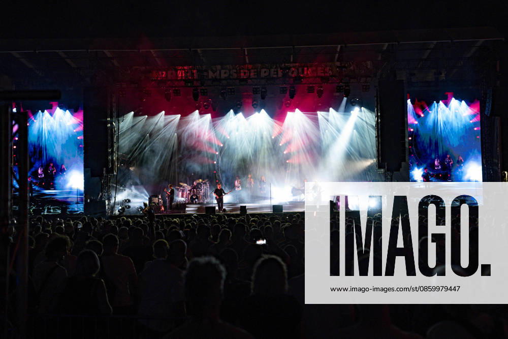 Luc Ledy-Lepine, Paul Bonney, Ricky Howard, Chris Barnes, Lorelei McBroom, Alex Francois, Emily Lynn, Lara Smiles du groupe The Australian Pink Floyd Show se produisent sur la scene du festival Printemps de Pérouges au château de Saint-Maurice-de-Rémens (01 - France-) le 24 06 2026. Photo Sandrine Thesillat PsNewZ